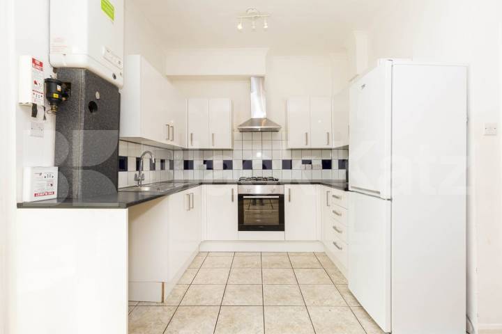 Spacious 5-bedroom furnished house with large garden – available end of July – Hamilton Road, NW10.This well-maintained and fully furnished five-bedroom house is perfect for a group of sharers looking for both comfort and space Hamilton Road, London, NW10,  London