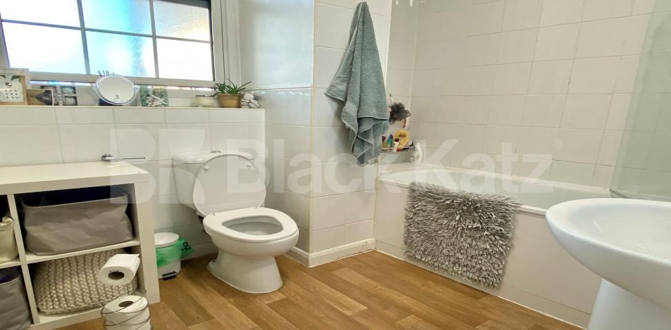 			LET , 3 Bedroom, 1 bath, 1 reception Apartment			 Devon Mansions. Tooley Street , London Bridge