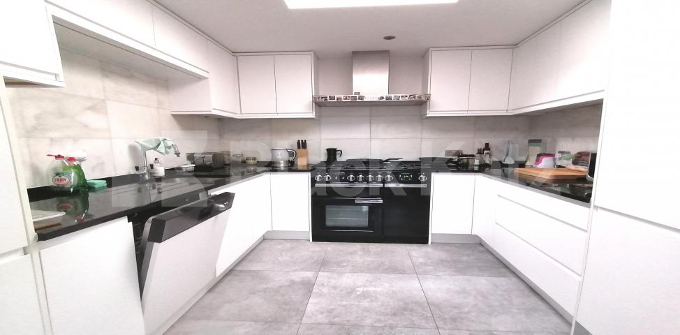 			LET , 2 Bedroom, 1 bath, 1 reception Penthouse			 Totterdown Street, Tooting Broadway