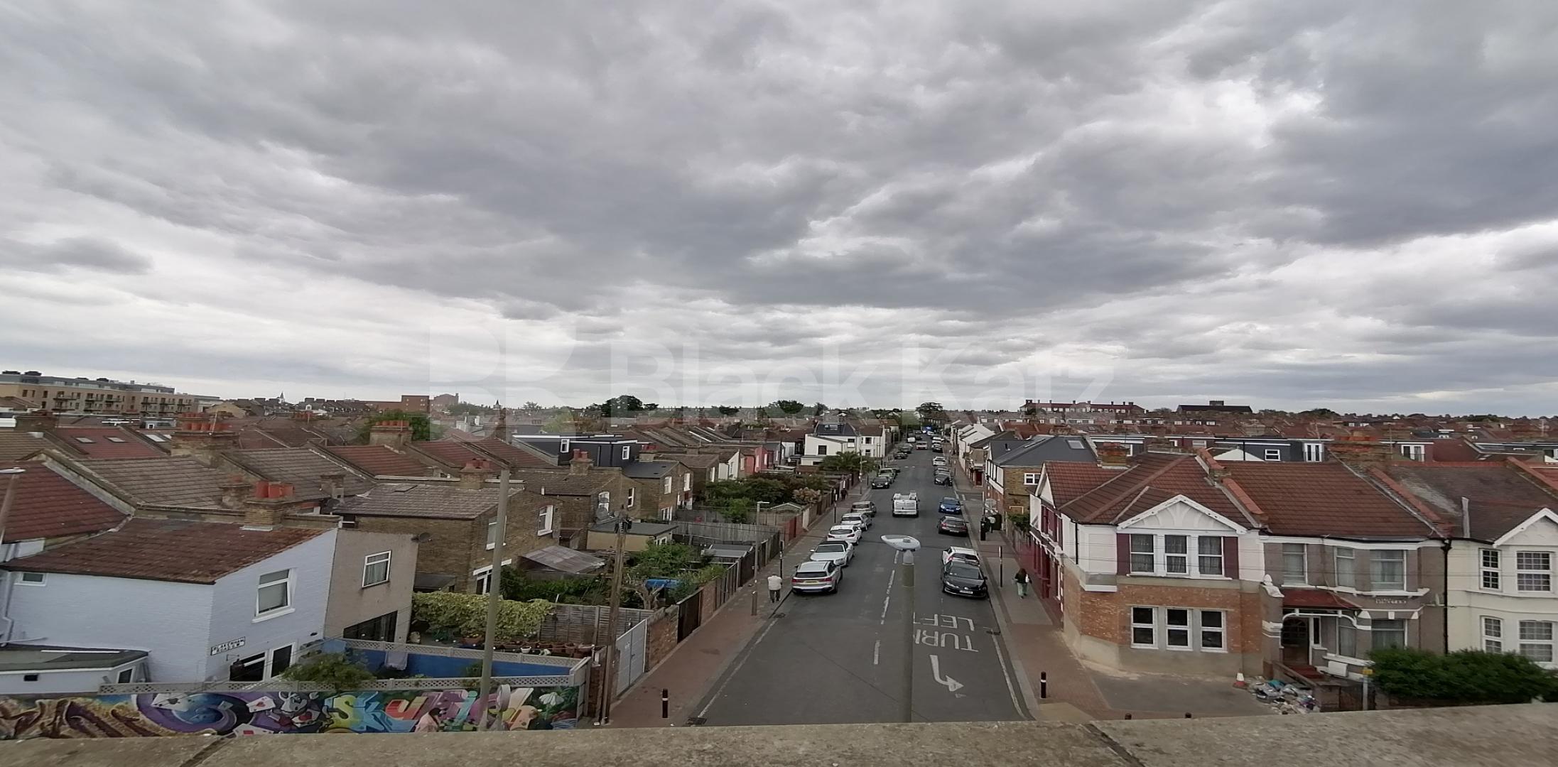 			LET , 2 Bedroom, 1 bath, 1 reception Penthouse			 Totterdown Street, Tooting Broadway