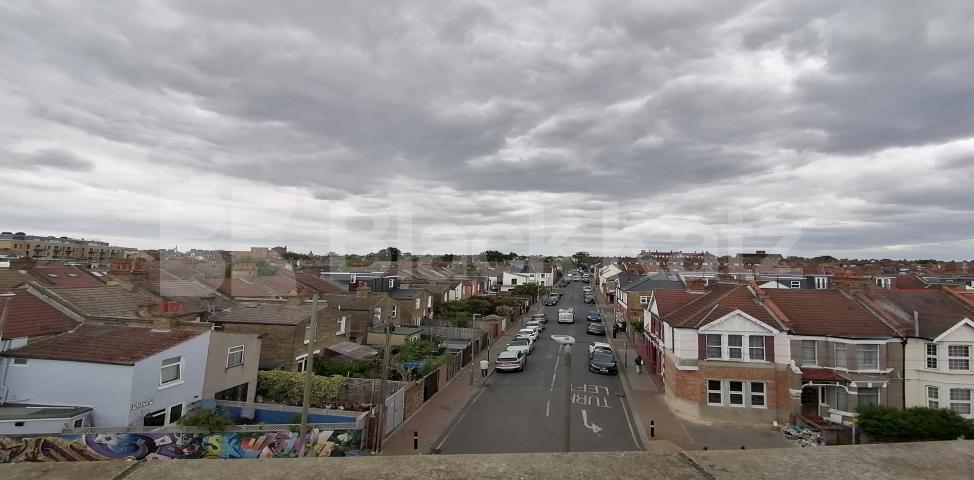 			LET , 2 Bedroom, 1 bath, 1 reception Penthouse			 Totterdown Street, Tooting Broadway