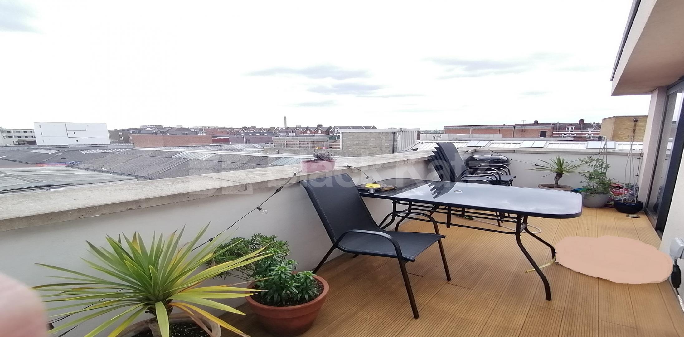 			LET , 2 Bedroom, 1 bath, 1 reception Penthouse			 Totterdown Street, Tooting Broadway