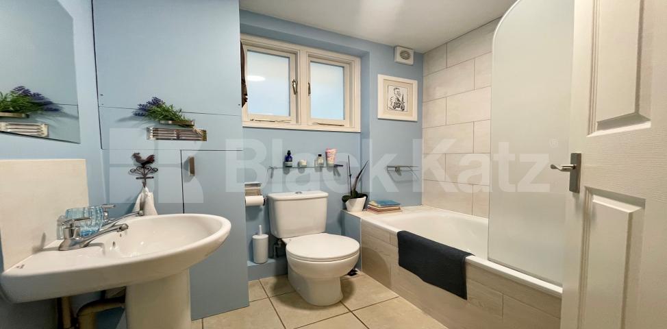 			LET , 2 Bedroom, 1 bath, 1 reception Ground Floor Flat			 Tregarvon Road, Clapham Junction/Common