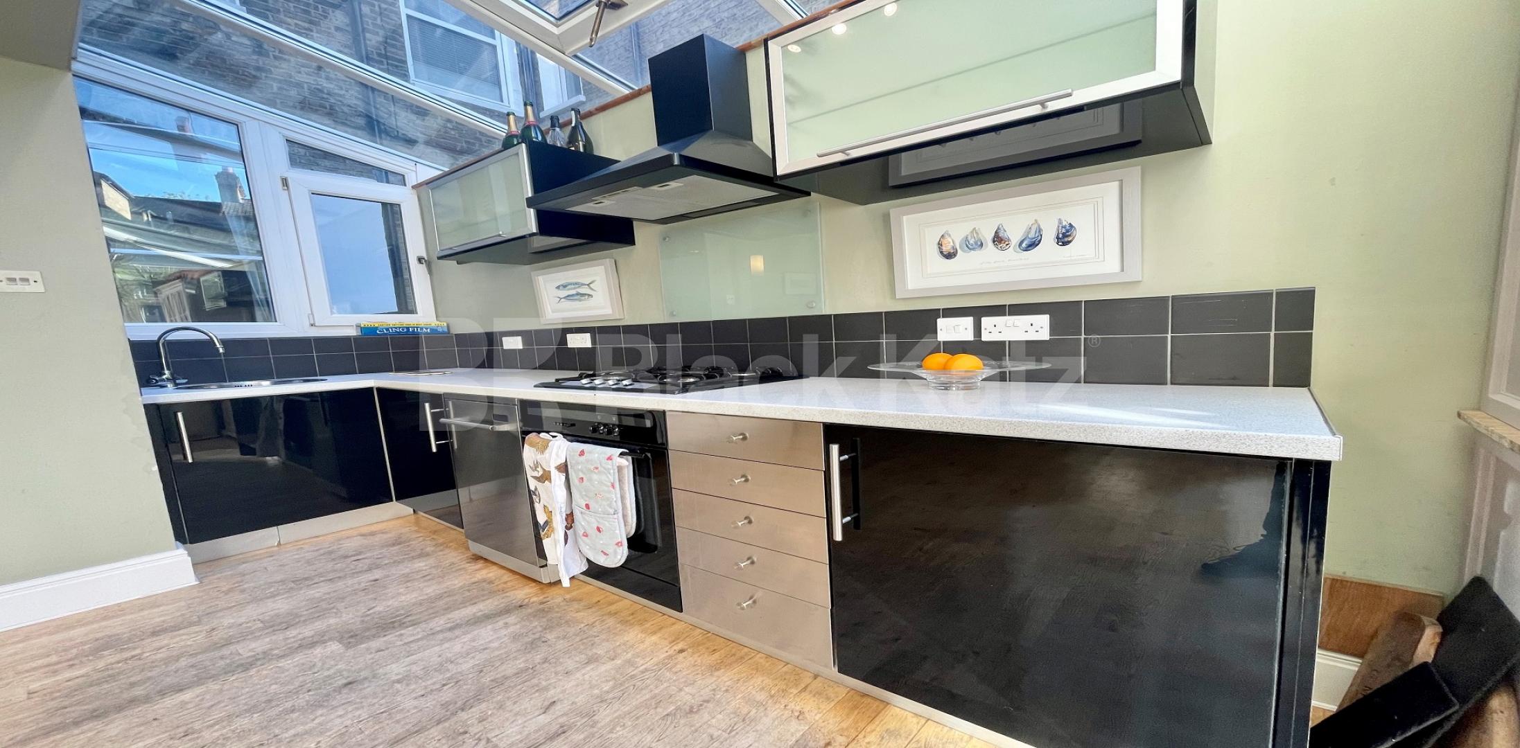 			LET , 2 Bedroom, 1 bath, 1 reception Ground Floor Flat			 Tregarvon Road, Clapham Junction/Common