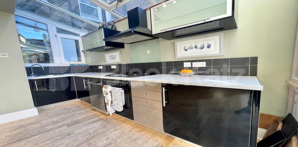 			LET , 2 Bedroom, 1 bath, 1 reception Ground Floor Flat			 Tregarvon Road, Clapham Junction/Common