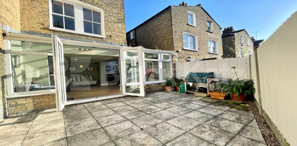 			LET , 2 Bedroom, 1 bath, 1 reception Ground Floor Flat			 Tregarvon Road, Clapham Junction/Common