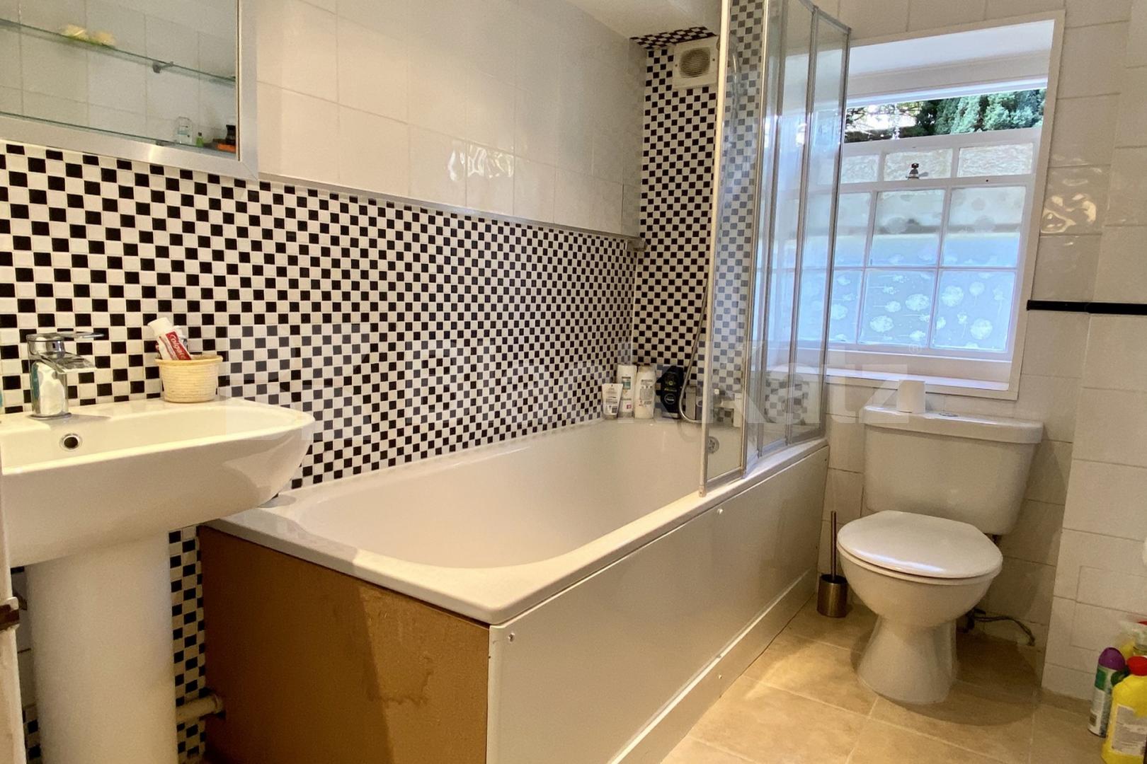 One of the most desirable areas in SE1  Trinity Church Square, Borough