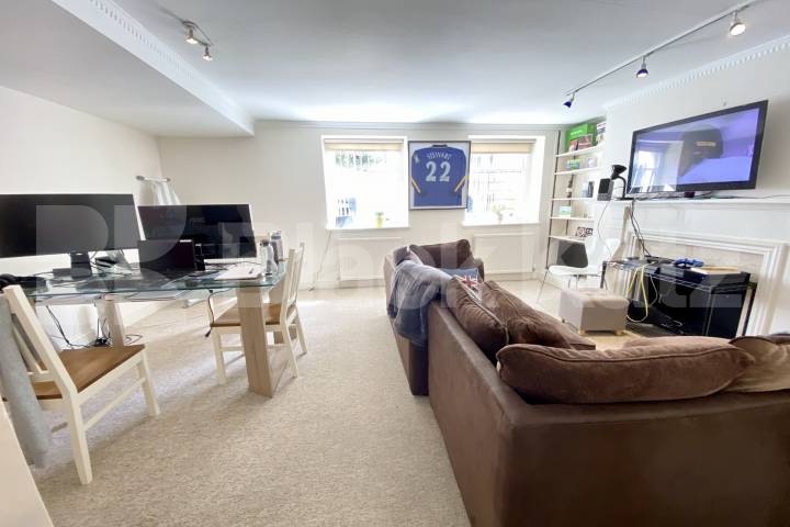 One of the most desirable areas in SE1  Trinity Church Square, Borough