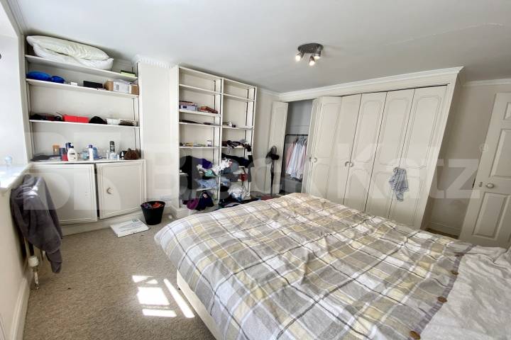 One of the most desirable areas in SE1  Trinity Church Square, Borough