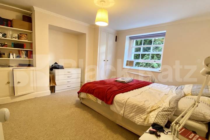 One of the most desirable areas in SE1  Trinity Church Square, Borough