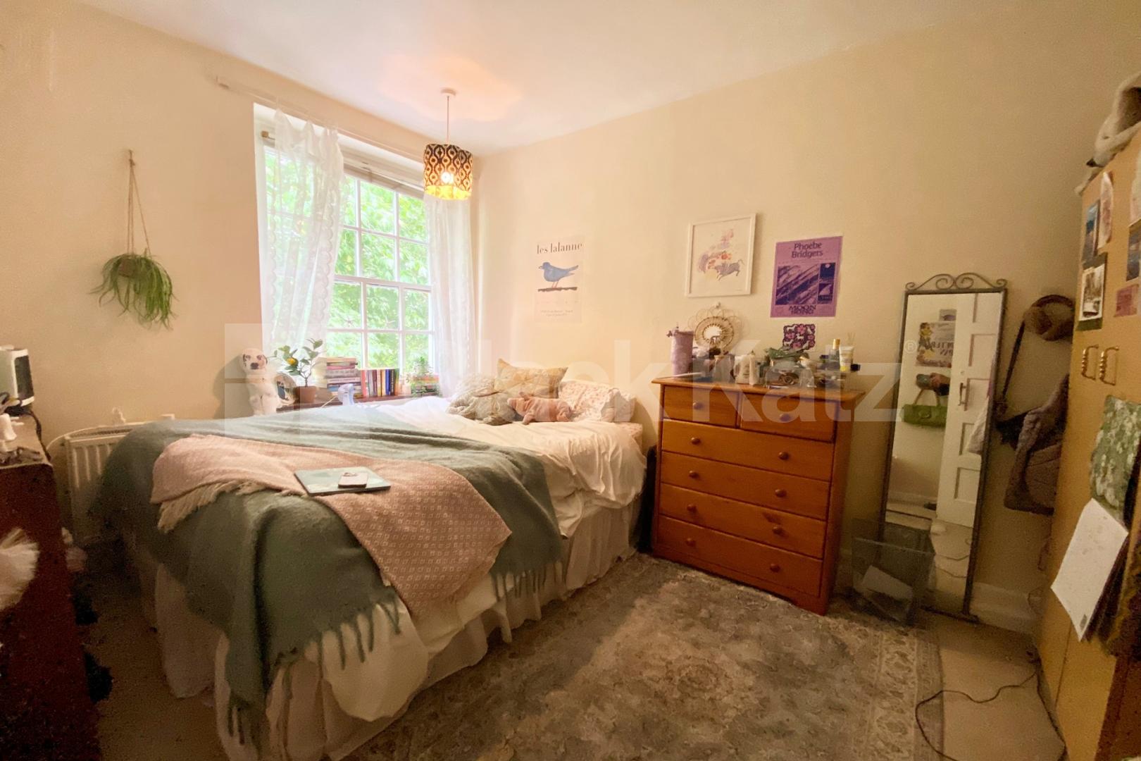 Superbly located, top floor three double bedroomed apartment  Tamar House - Kennington Lane, Kennington 