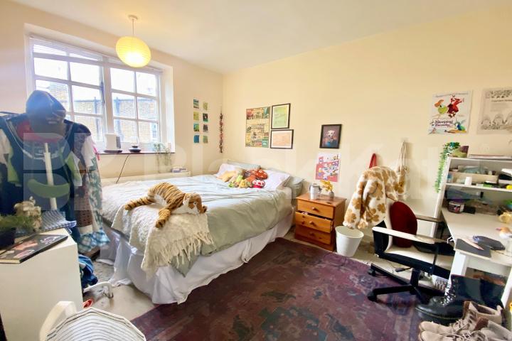 Superbly located, top floor three double bedroomed apartment  Tamar House - Kennington Lane, Kennington 