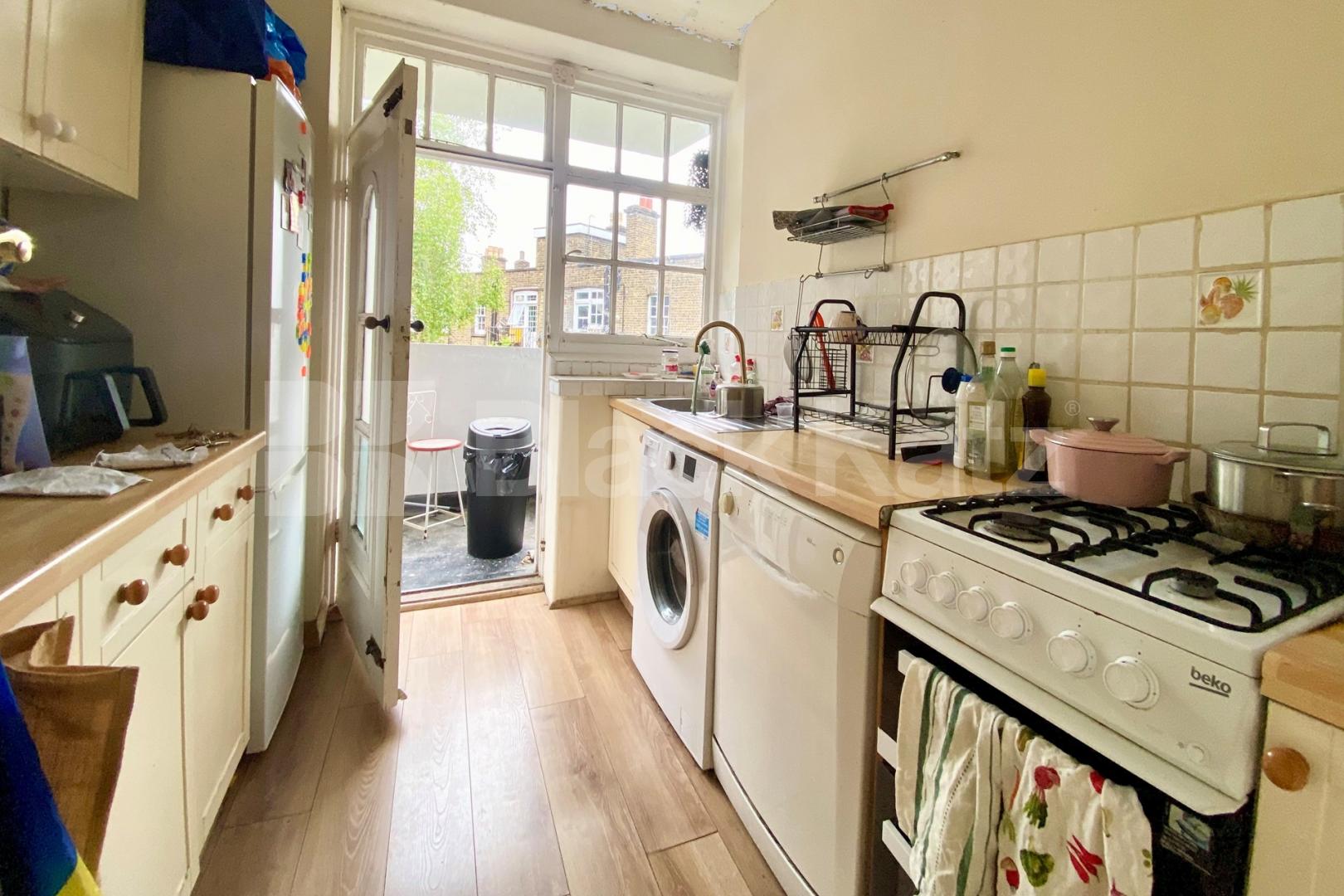 Superbly located, top floor three double bedroomed apartment  Tamar House - Kennington Lane, Kennington 