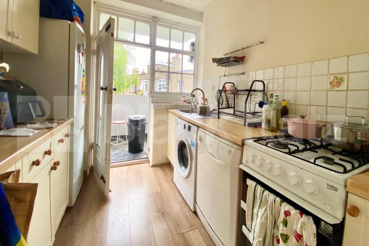 Superbly located, top floor three double bedroomed apartment  Tamar House - Kennington Lane, Kennington 