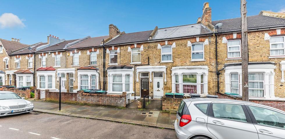 			Lovely 2 bedroom Garden flat in Bowes Park , 2 Bedroom, 1 bath, 1 reception Ground Floor Flat			 Cheshire Road , Bowes Park