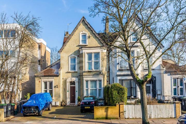 large studio with separate kitchen close to Bounds Green Station Maidstone Road, Bounds Green, 