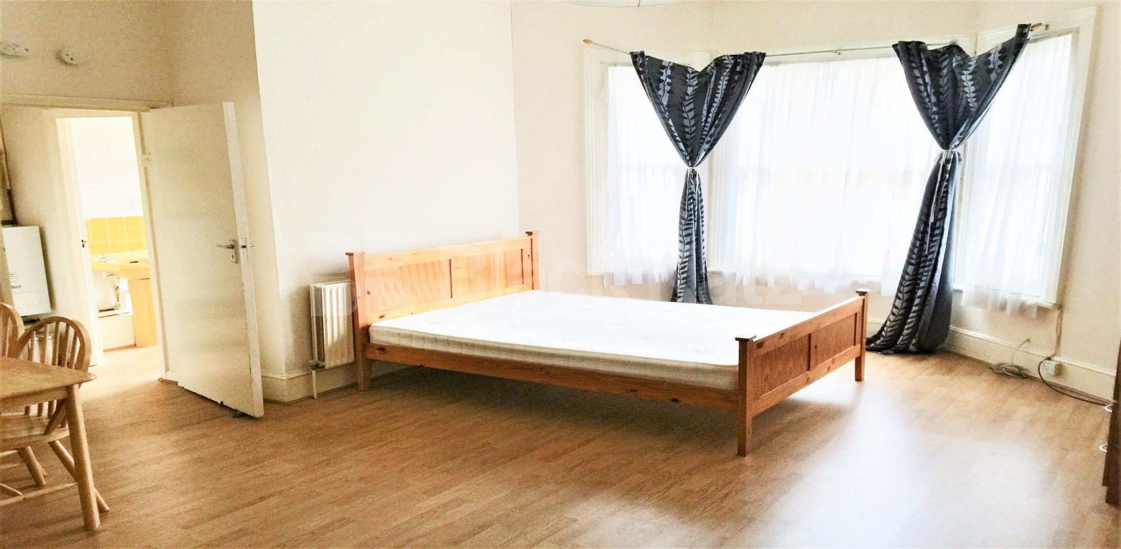 			NEW INSTRUCTION, Studio Apartment, 1 bath, 1 reception Flat			 Sinclair Gardens, Shepherds Bush