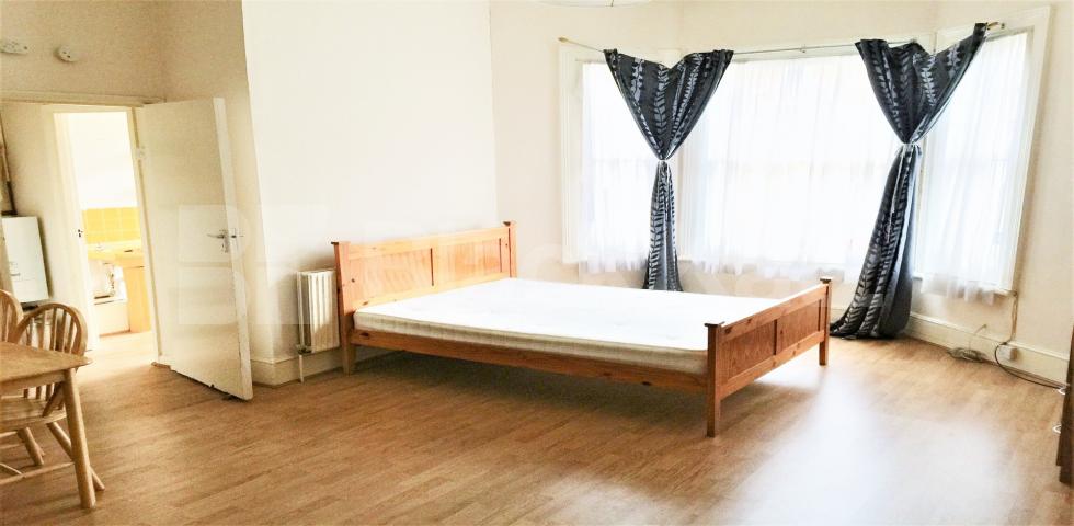 			NEW INSTRUCTION, Studio Apartment, 1 bath, 1 reception Flat			 Sinclair Gardens, Shepherds Bush