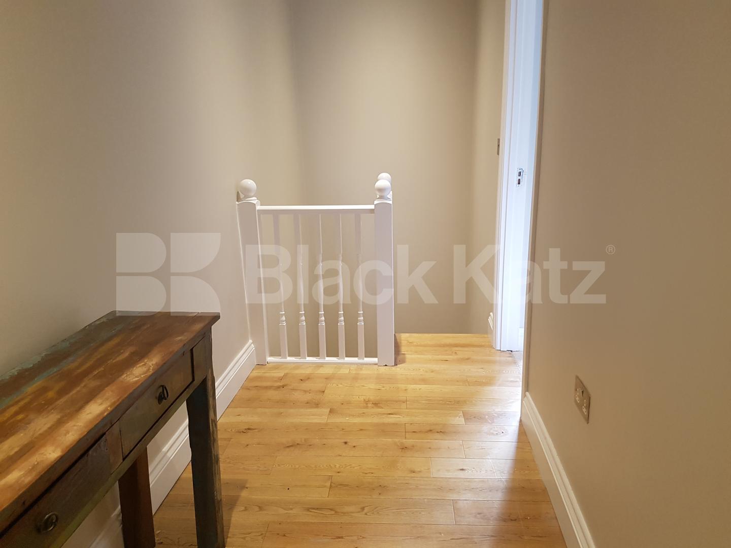 			NEW INSTRUCTION, 4 Bedroom, 1 bath, 1 reception Maisonette			 Flat Iron Square.Union Street, London Bridge