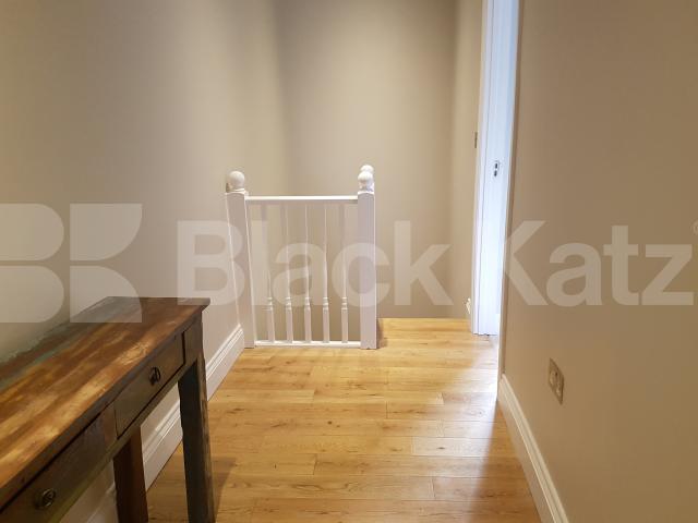 			NEW INSTRUCTION, 4 Bedroom, 1 bath, 1 reception Maisonette			 Flat Iron Square.Union Street, London Bridge