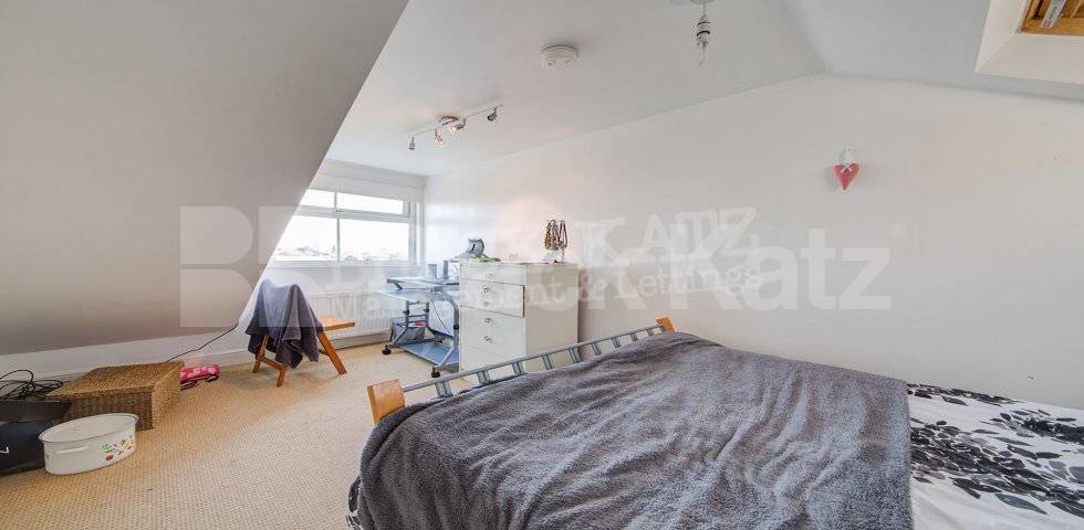 			New Instruction!, 3 Bedroom, 1 bath, 1 reception Flat			 Hanley Road , Finsbury Park / Crouch End