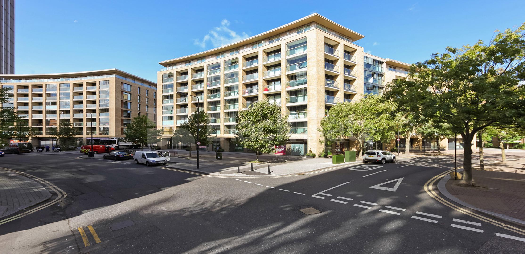 			LET , 3 Bedroom, 2 bath, 1 reception Penthouse			 Vancouver House , Surrey Quays Road