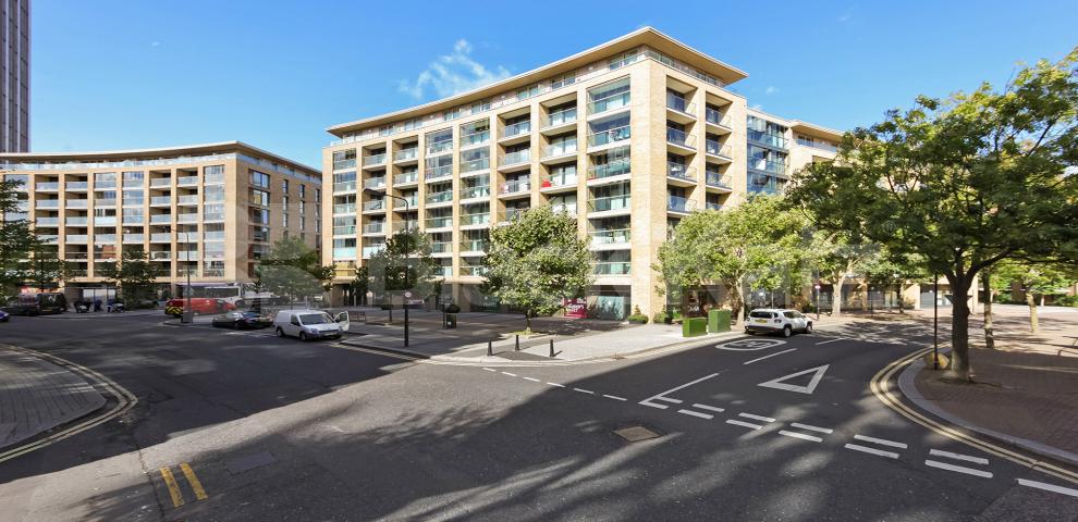 			LET , 3 Bedroom, 2 bath, 1 reception Penthouse			 Vancouver House , Surrey Quays Road