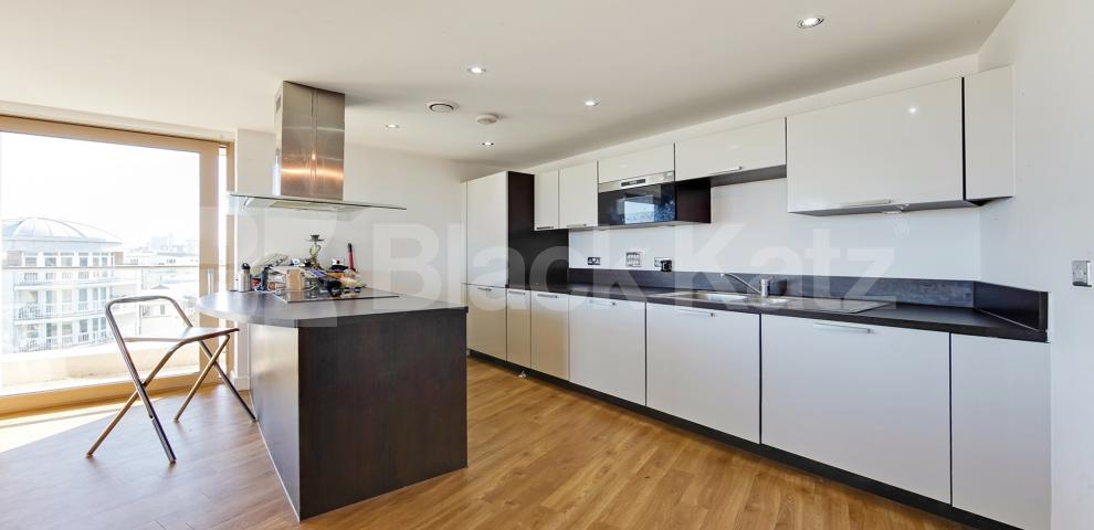 			LET , 3 Bedroom, 2 bath, 1 reception Penthouse			 Vancouver House , Surrey Quays Road