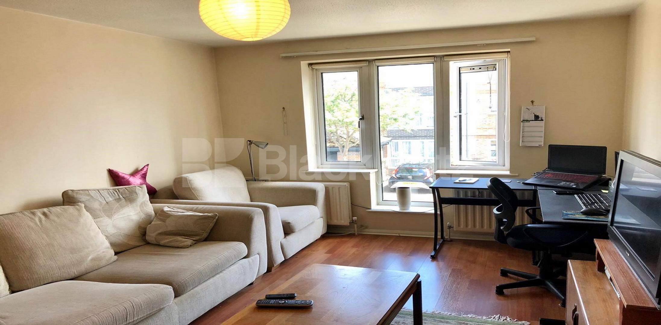 Generous apartment by the banks of the Thames  Victoria House, Enterprise Way, Surrey Quays / Canada Water