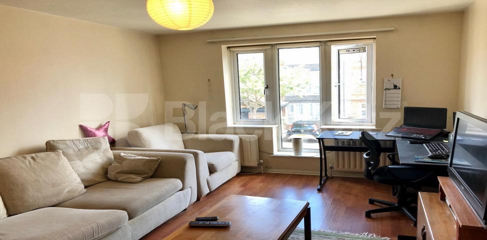 Generous apartment by the banks of the Thames  Victoria House, Enterprise Way, Surrey Quays / Canada Water