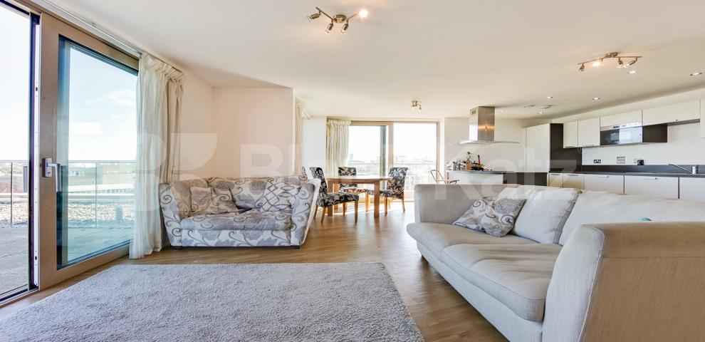 			LET , 3 Bedroom, 2 bath, 1 reception Penthouse			 Vancouver House , Surrey Quays Road