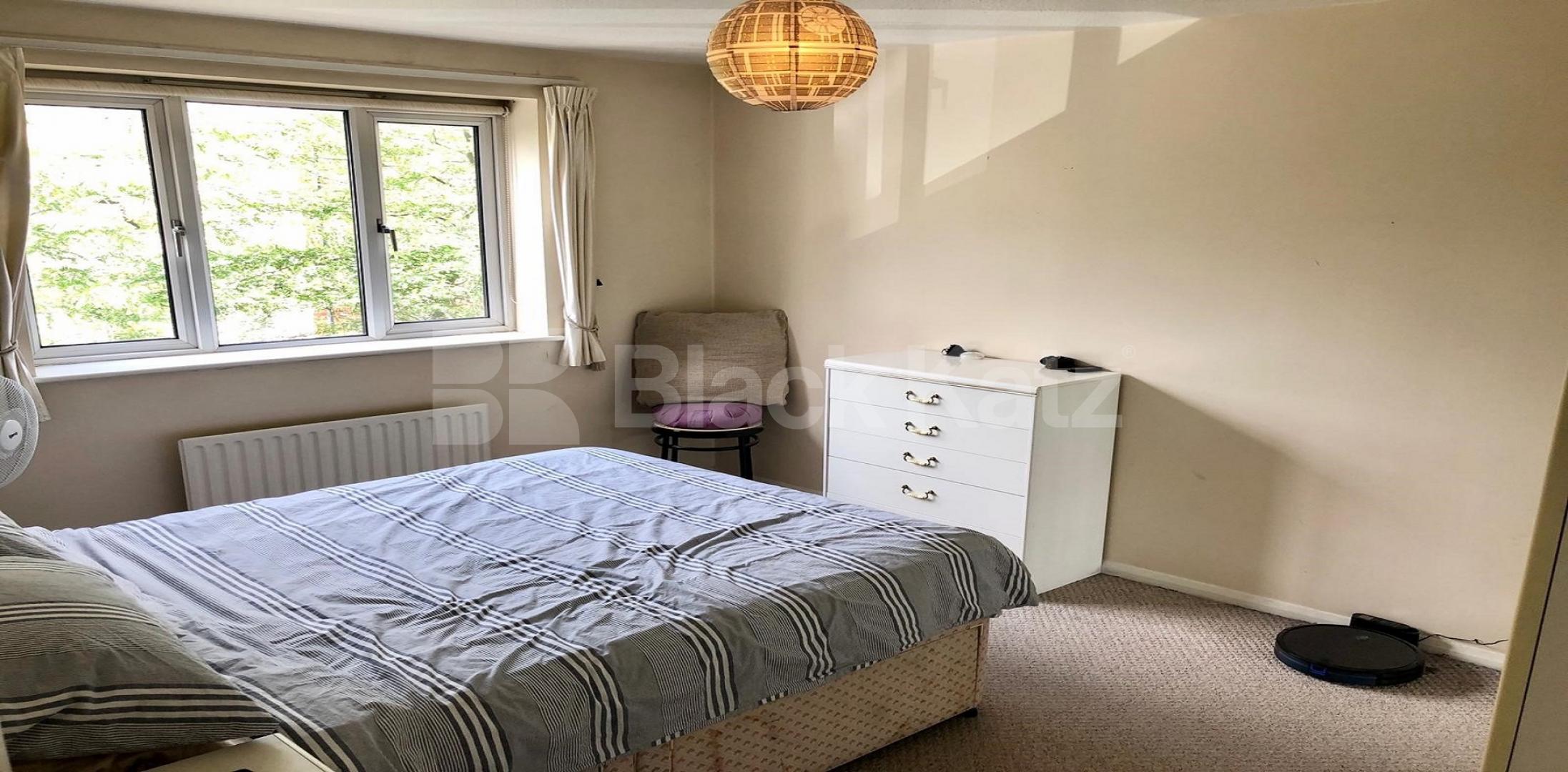 Generous apartment by the banks of the Thames  Victoria House, Enterprise Way, Surrey Quays / Canada Water