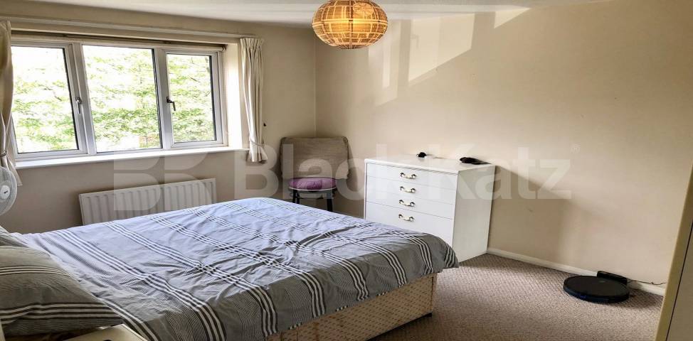 Generous apartment by the banks of the Thames  Victoria House, Enterprise Way, Surrey Quays / Canada Water