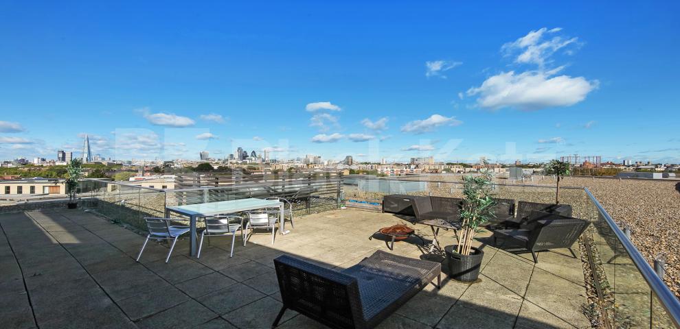 			LET , 3 Bedroom, 2 bath, 1 reception Penthouse			 Vancouver House , Surrey Quays Road