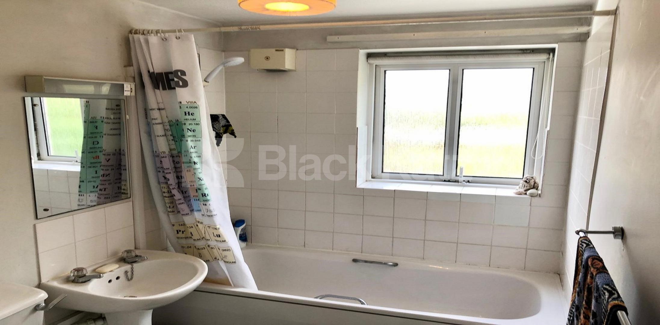 Generous apartment by the banks of the Thames  Victoria House, Enterprise Way, Surrey Quays / Canada Water