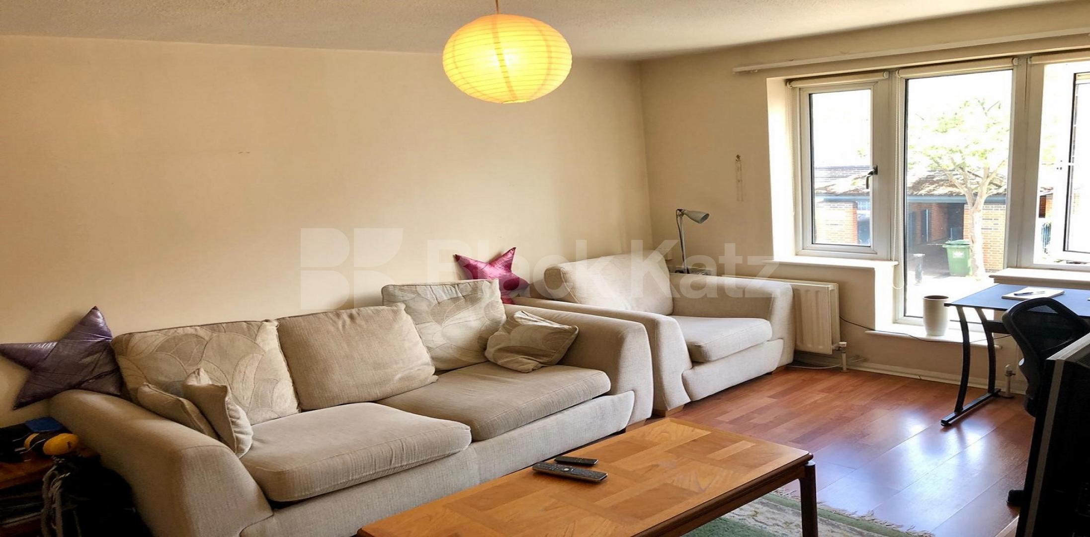 Generous apartment by the banks of the Thames  Victoria House, Enterprise Way, Surrey Quays / Canada Water