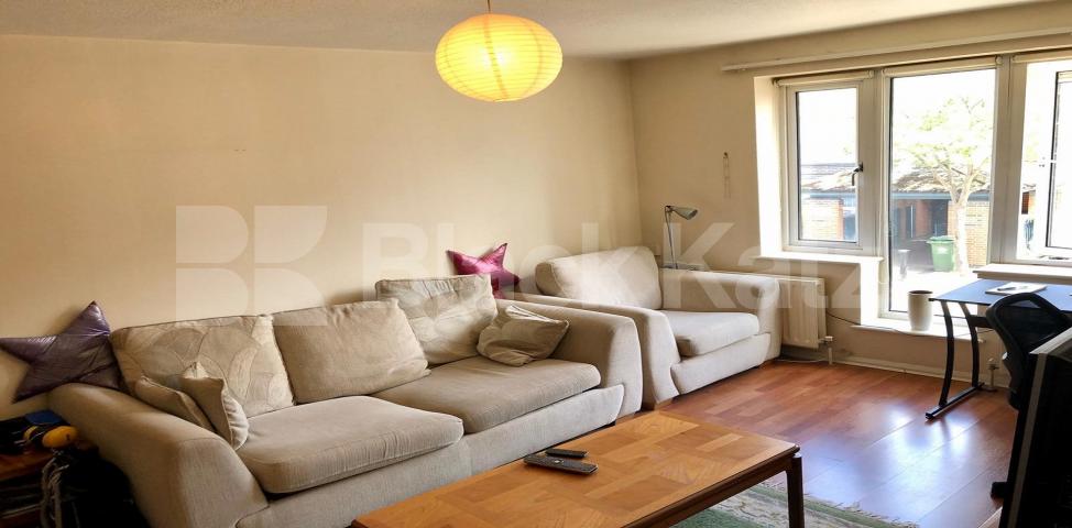 Generous apartment by the banks of the Thames  Victoria House, Enterprise Way, Surrey Quays / Canada Water