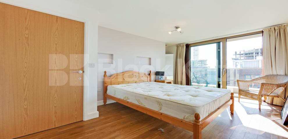 			LET , 3 Bedroom, 2 bath, 1 reception Penthouse			 Vancouver House , Surrey Quays Road