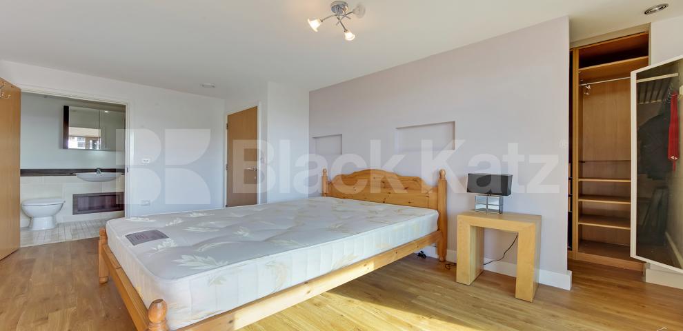 			LET , 3 Bedroom, 2 bath, 1 reception Penthouse			 Vancouver House , Surrey Quays Road