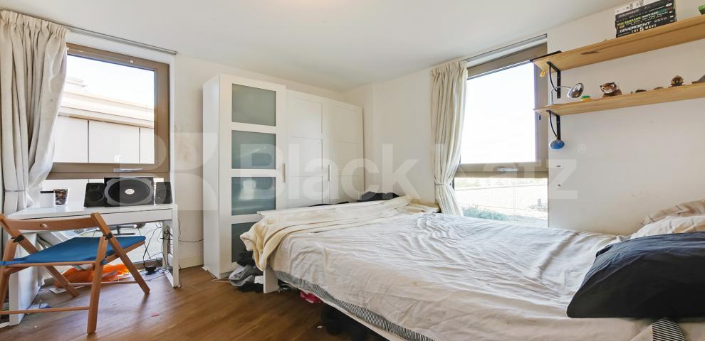 			LET , 3 Bedroom, 2 bath, 1 reception Penthouse			 Vancouver House , Surrey Quays Road