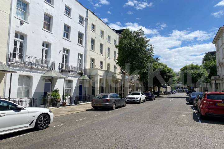 Duplex apartment & offering 1313 Sq. Ft of living & entertaining space Winchester Street , Pimlico
