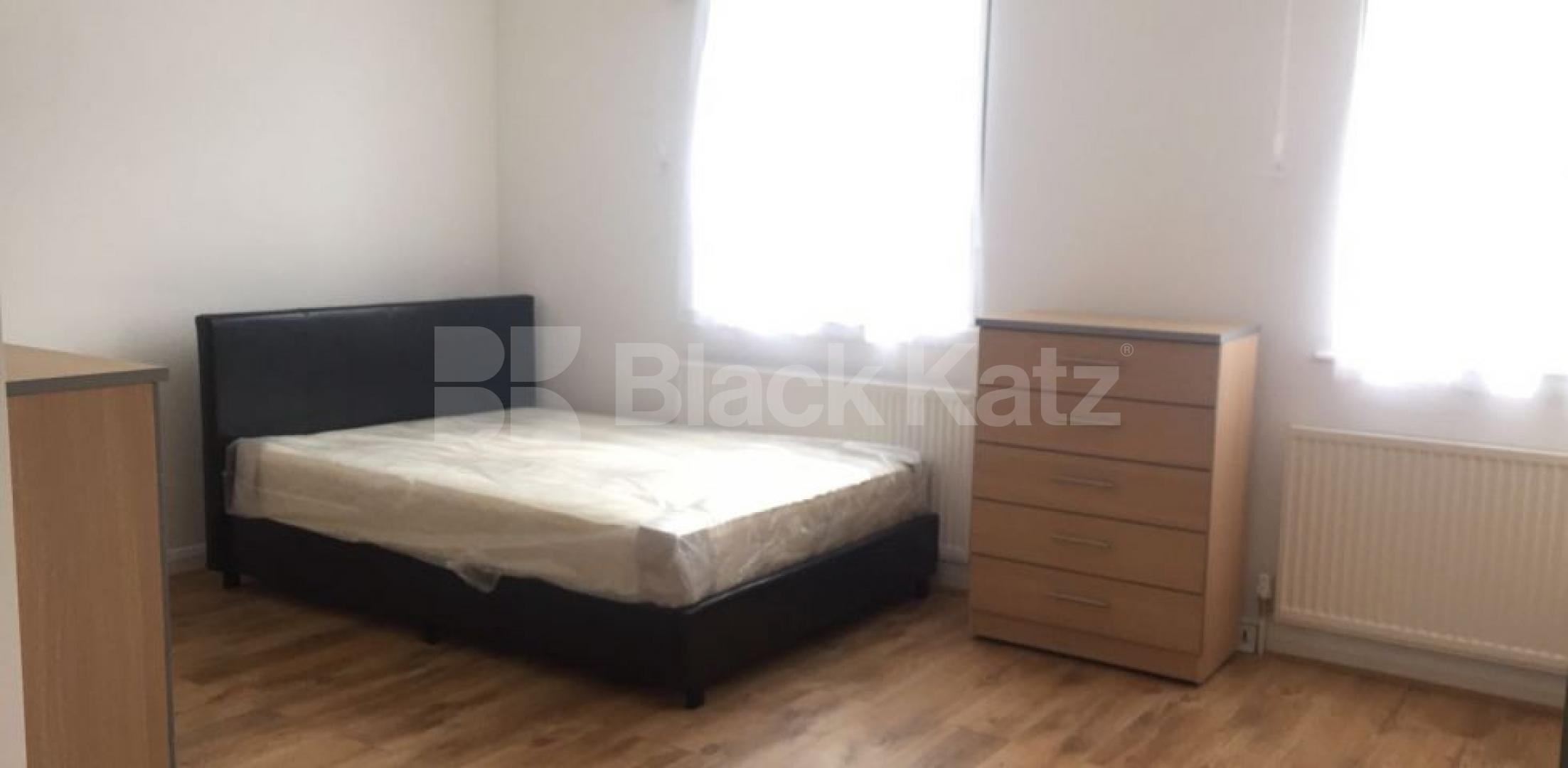 			NEWLY REFURBISHED 3/4 BED!, 3 Bedroom, 1 bath, 1 reception Flat			 Camden High Street, CAMDEN