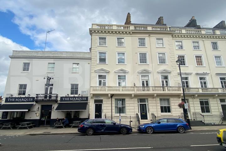 Bright studio in Victoria Warwick Square , Pimlico