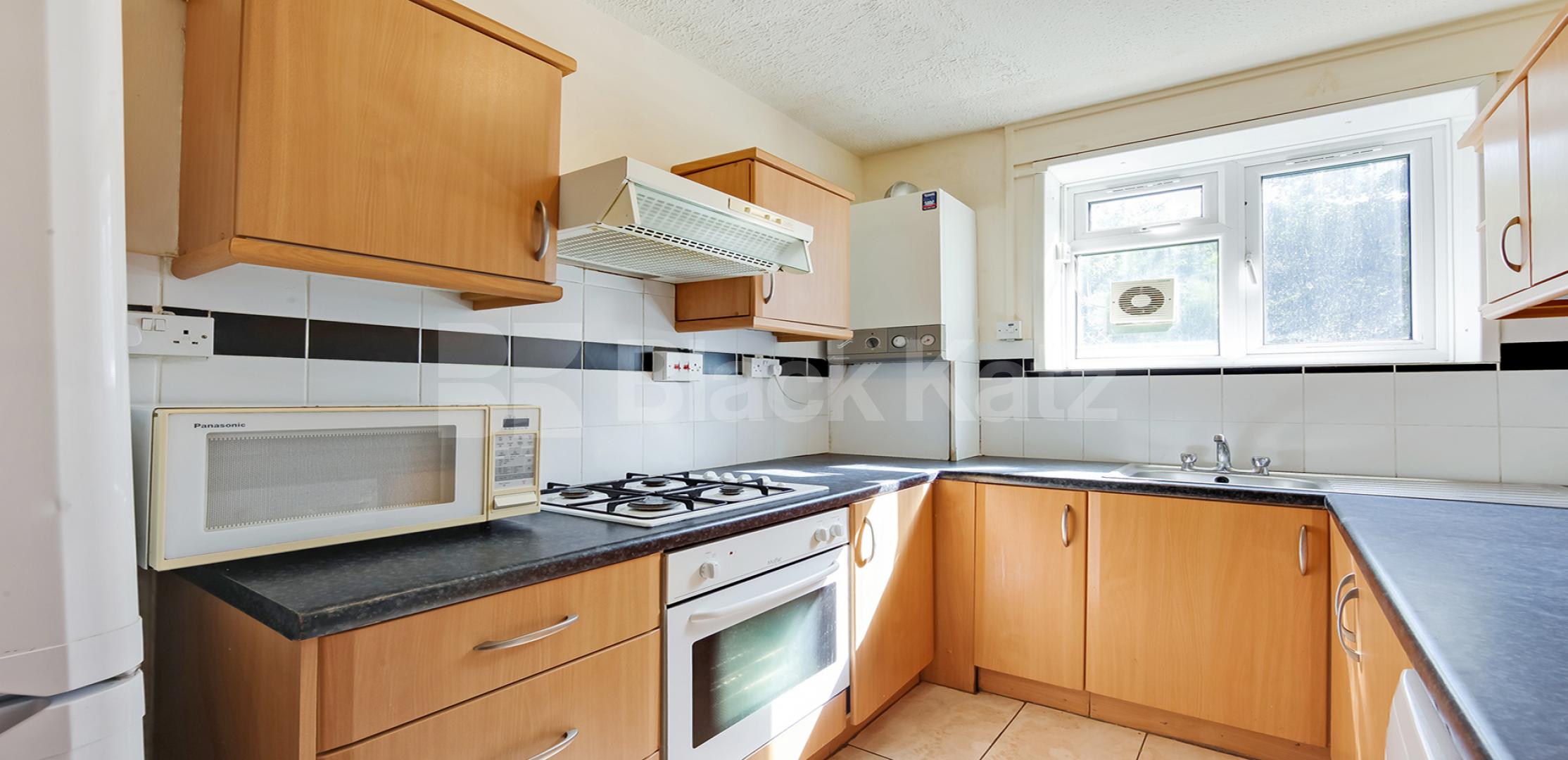 			LET , 3 Bedroom, 1 bath, 1 reception Apartment			 Whites Square, Clapham Common