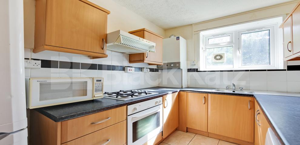 			LET , 3 Bedroom, 1 bath, 1 reception Apartment			 Whites Square, Clapham Common
