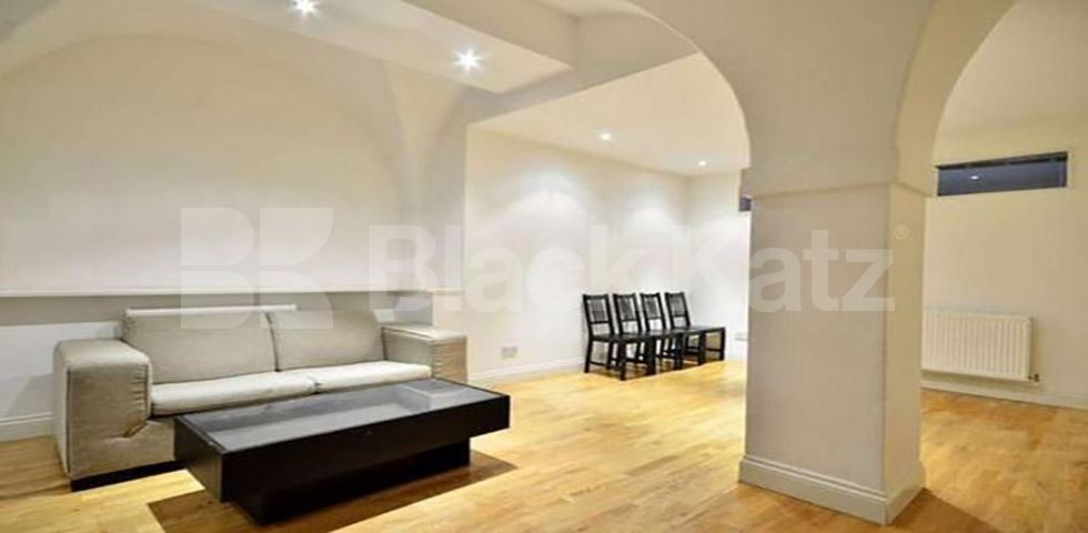 			LARGE 4 BED IN CENTRAL LONDON!, 4 Bedroom, 1 bath, 1 reception Mews House			 Weymouth Mews, MARYLEBONE
