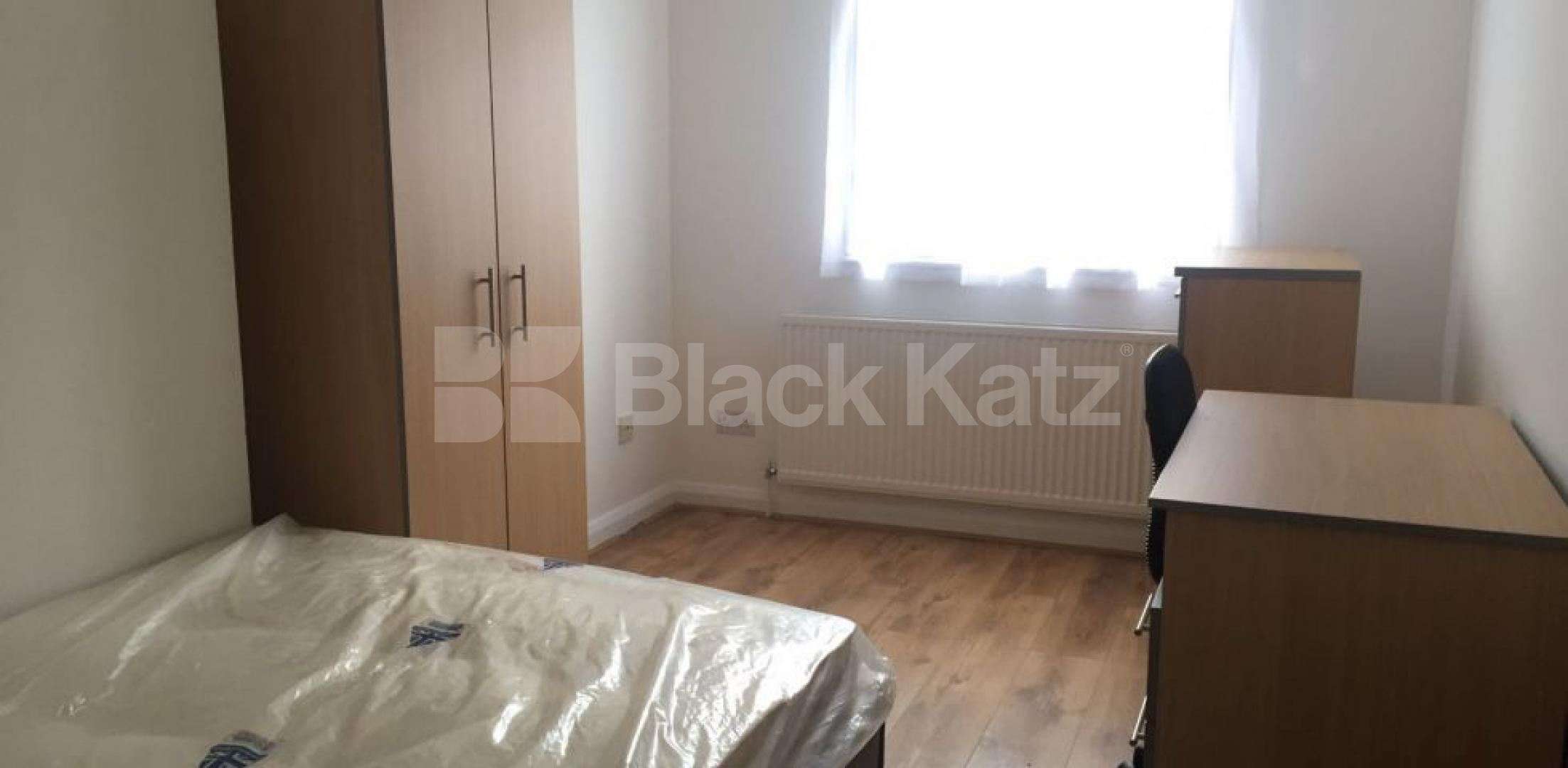 			NEWLY REFURBISHED 3/4 BED!, 3 Bedroom, 1 bath, 1 reception Flat			 Camden High Street, CAMDEN