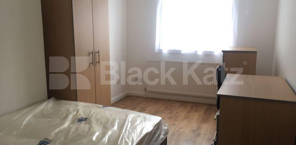 			NEWLY REFURBISHED 3/4 BED!, 3 Bedroom, 1 bath, 1 reception Flat			 Camden High Street, CAMDEN