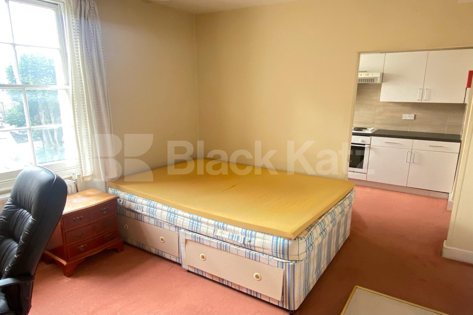 Bright studio in Victoria Warwick Square , Pimlico