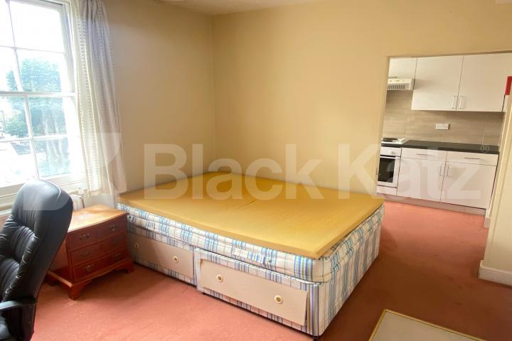 Bright studio in Victoria Warwick Square , Pimlico